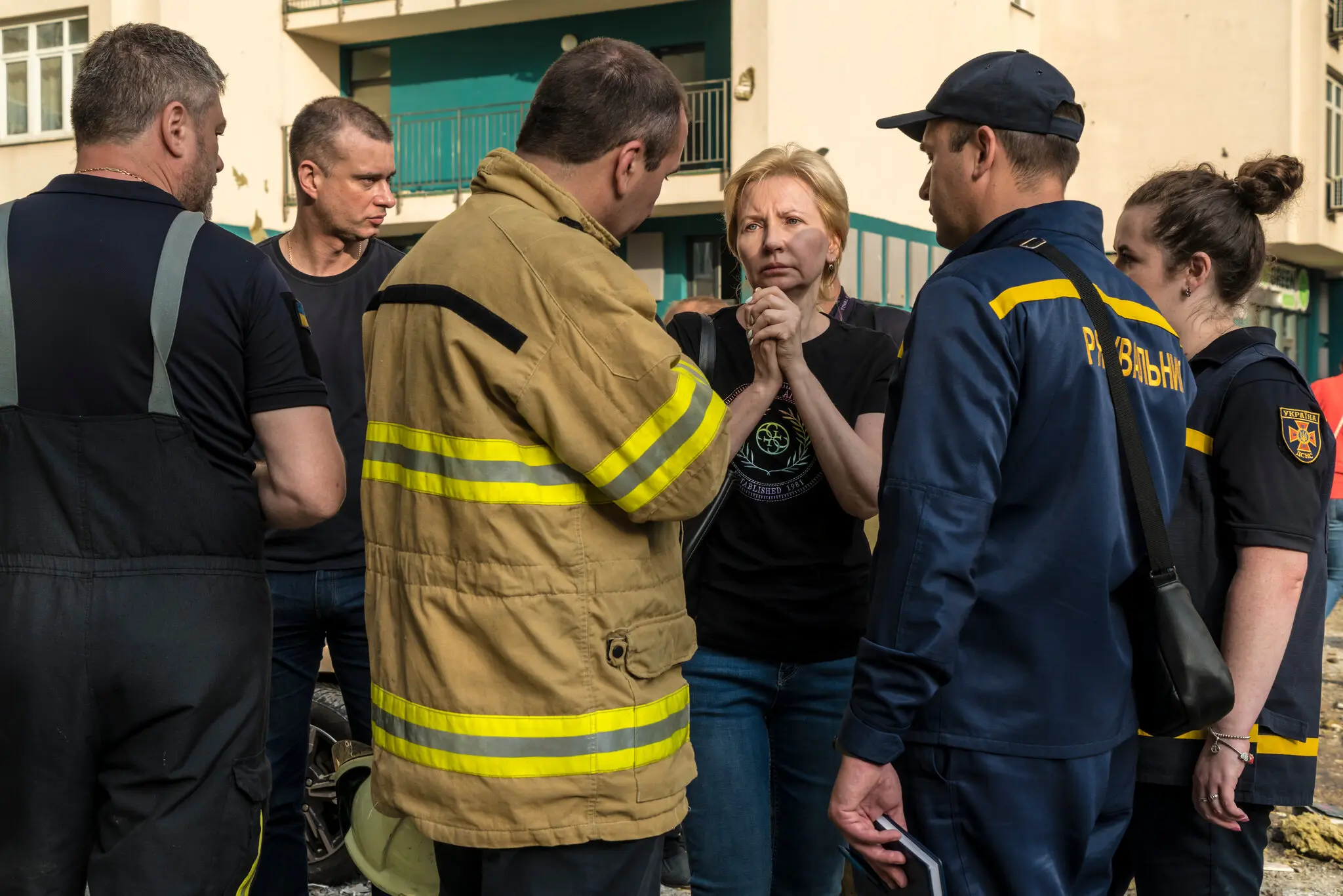 Жінка, яка розшукувала свого сина, який проживав у будинку в Києві, куди влучила ракета 24 червня, поспілкувалася з рятувальниками